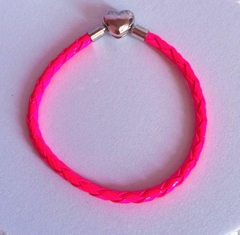 Pulseira 19 cm para Berloques em Couro Sintético Rosa Neon com Fecho Coração Banhado em Ródio Branco