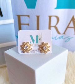 Brinco Flor Cravejada em Zircônias Folheado em Ouro 18k