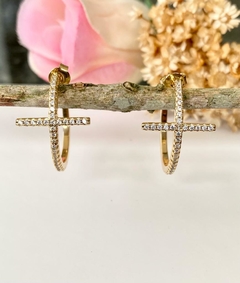 Brinco de Argola com Cruz Cravejada com Strass Folheado em Ouro 18k