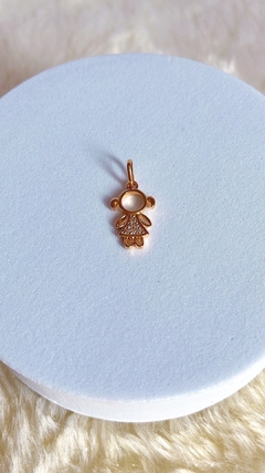 Pingente Menina com Micro Zircônias Banhado em Ouro 18k