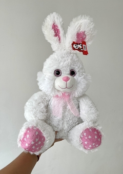 YS030051 PELUCHE CONEJO SENTADO CON MOÑO 38CM (7798036087906)