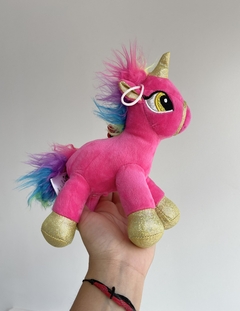 1641B PELUCHE UNICORNIO PARADO 5 COLORES 20CM (7798036086251)