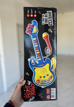 FD35719 GUITARRA MUSICAL CON MICROFONO EN CAJA FIRST BAND (7798323433171) en internet