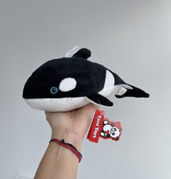 HT030050 PELUCHE ORCA 35CM (7798036088873)