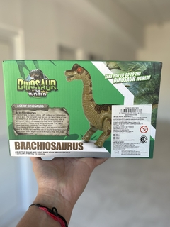 SD21076 DINOSAURIO A PILA BRACHIOSAURUS EN CAJA (7990500210760) - comprar online