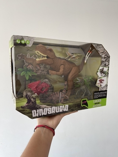 7097 DINOSAURIO T-REX MEDIANO EN CAJA Y 3 DINOSAURIOS CHICOS (7798347081747)