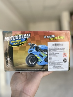 SD22717 MOTO EN CAJA CON LUZ Y SONIDO (7990500227171) en internet