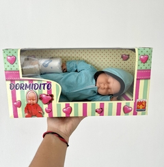 8007 BEBE DORMIDITO C/ PORTAINFANT EN CAJA (7798130320442)