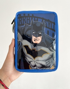 LJ257 CARTUCHERA PVC BATMAN 2 PISOS INCLUYE UTILES (092626534199)