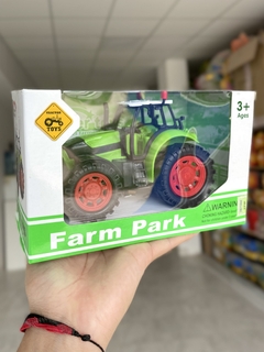 F8256 TRACTOR EN CAJA FARM PARK (6018100082561)