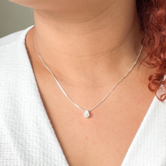 Colar feminino de prata minimalista com pingente de zircônia em formato de gota