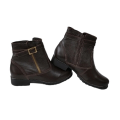 BOTA FEMININA EM COURO, CANO BAIXO, COR PINHÃO, COM ZÍPER - comprar online