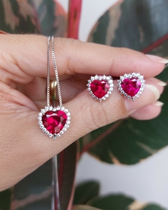 Conjunto coração com zircônia cristal e cherry em banho de ródio branco