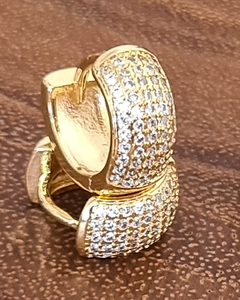 Brinco argola larga cravejada microzircônia G banho de ouro 18k - comprar online