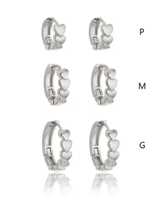 Brinco argola articulada corações G banho platina