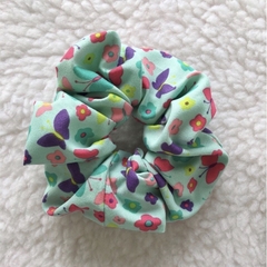 Scrunchie com Borboletas e Flores Coloridas