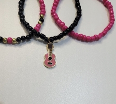 Pulseira de Miçanga com Pingente de Violão - comprar online