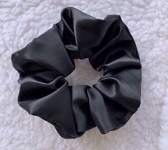 Scrunchie Preto em Cetim M