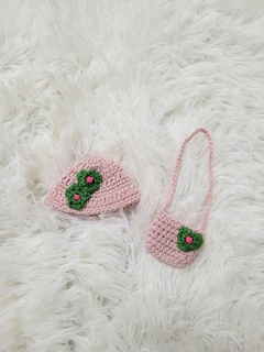 Conjunto de chapéu e bolsa rosa em crochê com florzinhas verdes para Boneca Barbie