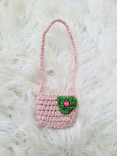 Conjunto de chapéu e bolsa rosa em crochê com florzinhas verdes para Boneca Barbie na internet