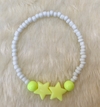 Pulseira Branca com Estrelas Verdes