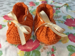 Sapatinho de crochê laranja para bebê recém-nascido - comprar online