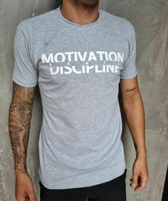 Remera Lyck MOTIVATION (Gris Claro) - comprar online