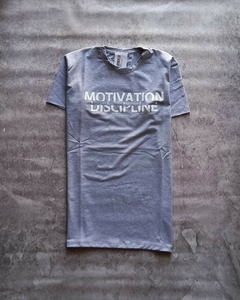 Remera Lyck MOTIVATION (Gris Claro)