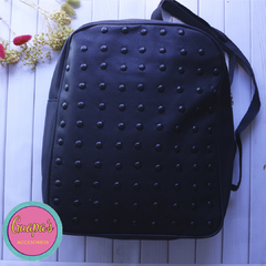 Mochila ecocuero con tachas negras 3034