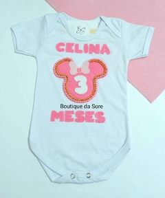 Body infantil branco com detalhes em rosa, estampado com a Minnie Mouse com perolas rosas e douradas nome e meses