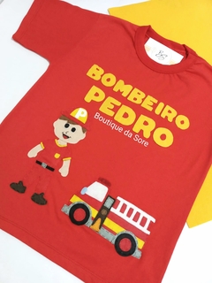 camiseta infantil vermelha personalizada bombeiro com carro de bombeiro escada e mangueira para comemorar aniversario do menino com nome bordado