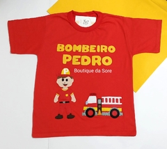 camiseta infantil vermelha personalizada bombeiro com carro de bombeiro escada e mangueira para comemorar aniversario do menino com nome bordado