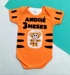 body de bebe laranja personalizado com listras pretas o tigrao do ursinho pooh no meio escrito nome e meses para mesversario