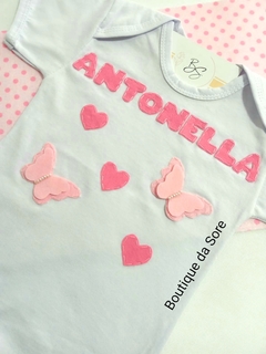 body-de-bebe-branco-personalizado-tematico-festa-mesversario-chadebebe-borboletas-nome-perolas