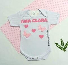 body-de-bebe-branco-personalizado-tematico-festa-mesversario-chadebebe-borboletas-nome-perolas