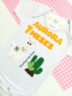 body-de-bebe-branco-personalizado-festa-mesversario-lhama-cacto-nome-meses