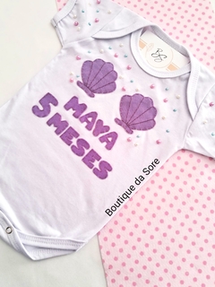 Body-de-bebe-branco-personalizado-mesversario-sereia-lilas-roxa-com-perolas