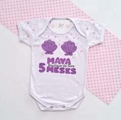 Body-de-bebe-branco-personalizado-mesversario-sereia-lilas-roxa-com-perolas