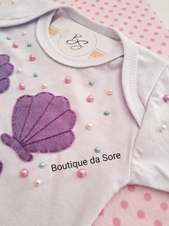 Body-de-bebe-branco-personalizado-mesversario-sereia-lilas-roxa-com-perolas