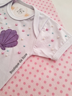 Body-de-bebe-branco-personalizado-mesversario-sereia-lilas-roxa-com-perolas