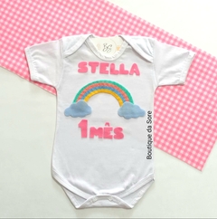 body-de-bebe-personalizado-mesversario-arco-iris-nuvens