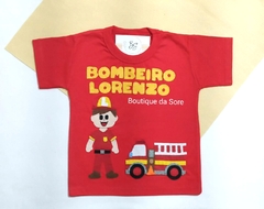 camiseta infantil vermelha personalizada bombeiro com carro de bombeiro escada e mangueira para comemorar aniversario do menino com nome bordado