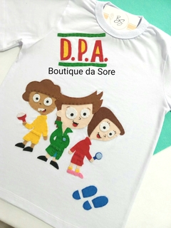 camiseta infantil branca personalizada com o dpa detetives do predio azul com pegadas para meninos tamanhos 3 4 6