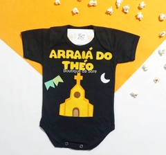 body de bebe preto personalizado tematico com igreja catolica paroquia bandeirinhas e lua para comemorar mesversario festa junina meu 1 arraia