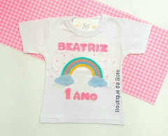 camiseta infantil branca personalizada com arco iris nuvens perolas rosas brancas para comemorar aniversario da menina com nome e ano