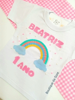 camiseta infantil branca personalizada com arco iris nuvens perolas rosas brancas para comemorar aniversario da menina com nome e ano