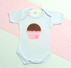 body de bebe branco personalizado doce brigadeiro e coracao para comemorar mesversario da menina com a familia