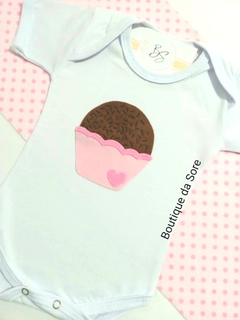 body de bebe branco personalizado doce brigadeiro e coracao para comemorar mesversario da menina com a familia