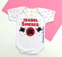 Body de bebê branco com decoração temática do Homem Aranha, para menina com nome e meses em destaque, com aranhas em vermelho e preto e pérolas ideal para festa de mesversario e aniversario