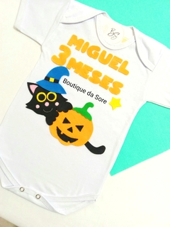 body de bebe branco tematico halloween gatinho preto com abobora para comemorar mesversario